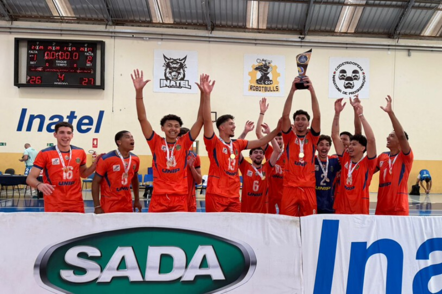 Imagem: Com campanha de superação e destaques individuais, Osasco bate Sada Cruzeiro e conquista a Copa Sada de Vôlei. Publicada no portal A+.