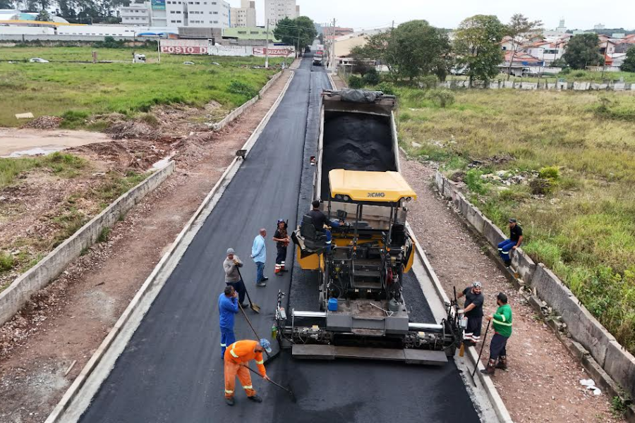 Imagem: Suzano intensifica frente de obras de pavimentação em 17 vias públicas. Publicada no portal A+.