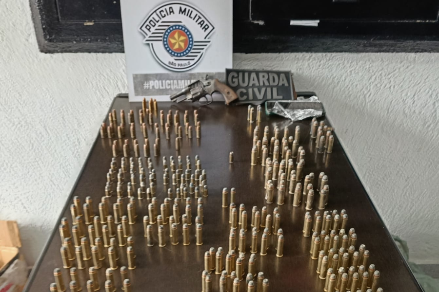 Imagem: PM e GCM desmantelam desmanche clandestino em Arujá; três são presos e arsenal é apreendido. Publicada no portal A+.