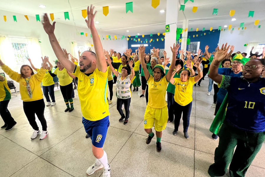 Imagem: Em clima de Copa, CCI de Arujá reúne cerca de 100 idosos em aulão temático de dança. Publicada no portal A+.