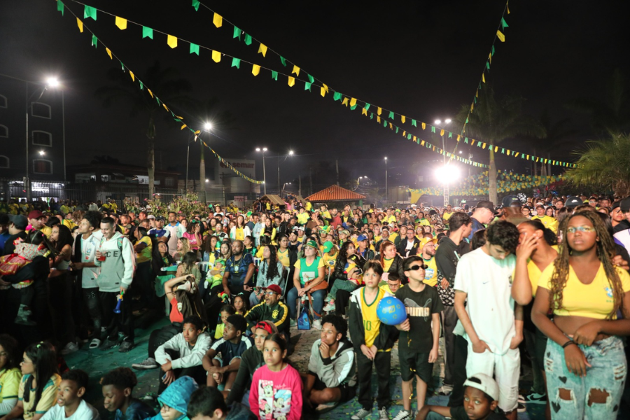 Imagem: Estreia do Brasil na Copa atrai mais de 5 mil torcedores em transmissão pública em Ferraz. Publicada no portal A+.