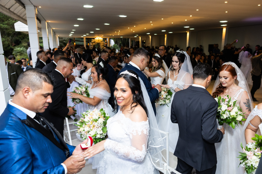 Imagem: Casamento Comunitário de Arujá chega à 5ª edição e oficializa a união de 29 casais. Publicada no portal A+.