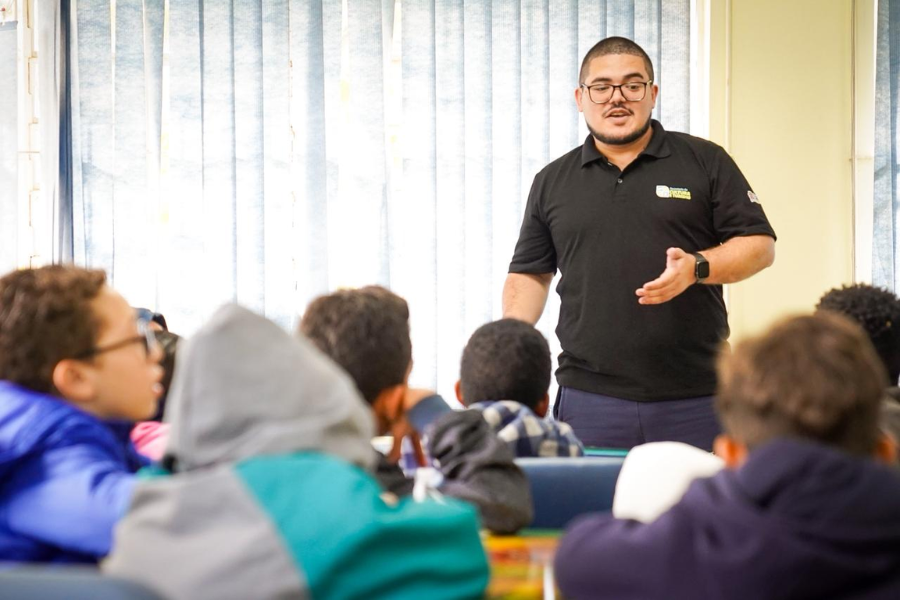 Imagem: Oficina de escrita criativa estimula a imaginação e produção literária de estudantes em Ferraz. Publicada no portal A+.