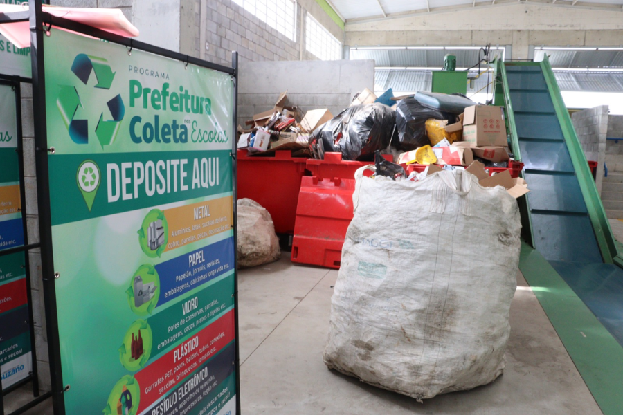 Imagem: Lixo que vale compras: Suzano adota programa que troca garrafas e latas por créditos para o supermercado. Publicada no portal A+.