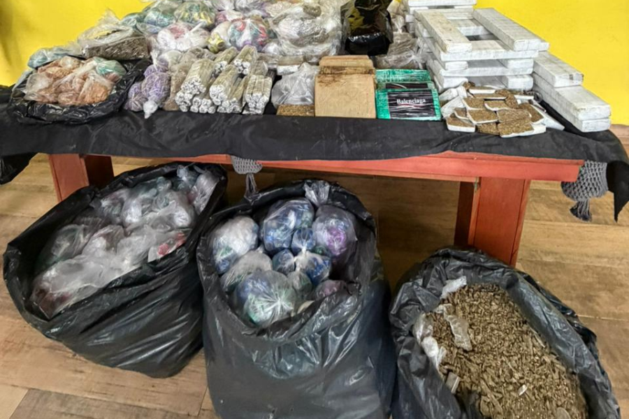 Imagem: PM descobre refinaria de drogas, é recebida a tiros e captura criminosos após cerco em área de mata em Nazaré. Publicada no portal A+.