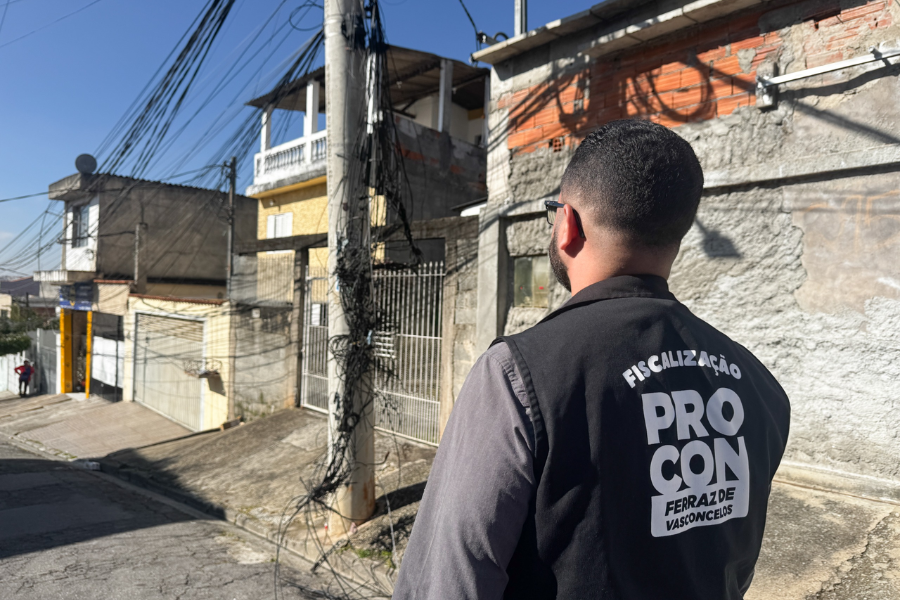 Imagem: Ferraz inicia força-tarefa para retirada de fios inutilizados e reorganização da rede aérea nos bairros. Publicada no portal A+.