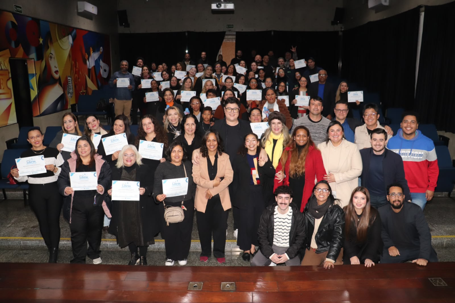 Imagem: Suzano forma mais 56 servidores em Libras e anuncia novas capacitações para ampliar atendimento inclusivo. Publicada no portal A+.
