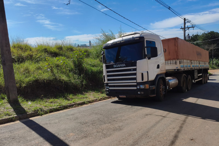 Imagem: PM resgata motorista em cativeiro no Jardim Tupi, em Arujá; perseguição termina com prisões e troca de tiros. Publicada no portal A+.