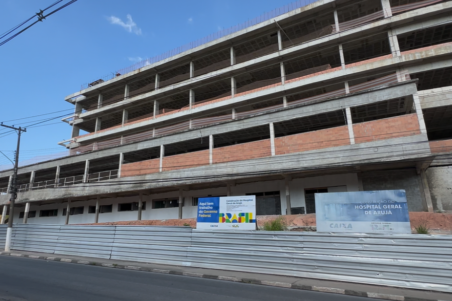 Imagem: Prometida para este ano, obra do Hospital Geral de Arujá tem contrato rescindido pela Prefeitura. Publicada no portal A+.