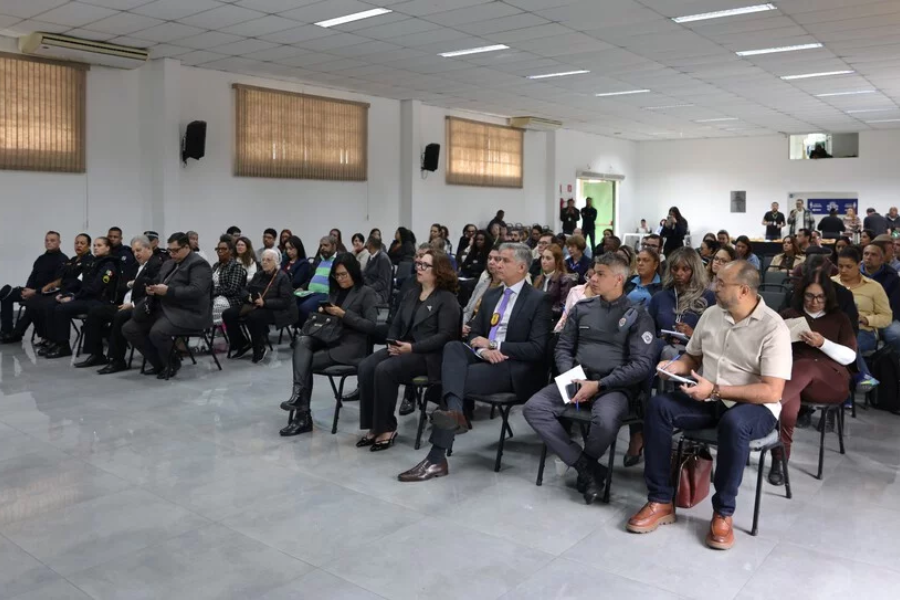 Imagem: Fórum de Osasco discute rede de proteção e inicia elaboração de inédito Plano Municipal sobre Drogas. Publicada no portal A+.