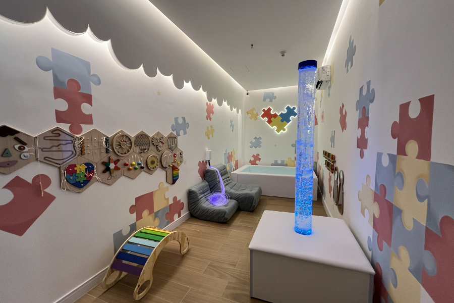 Imagem: Mogi Shopping inaugura primeira sala de regulação sensorial para autistas no Alto Tietê. Publicada no portal A+.