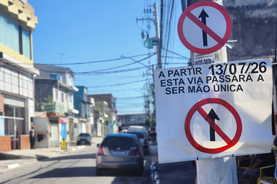 Imagem: Trânsito na Cidade Miguel Badra ganha sistema binário e alteração de sentido em duas ruas nesta segunda-feira. Publicada no portal A+.