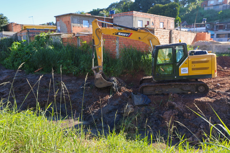 Imagem: Secretaria de Serviços Urbanos realiza limpeza de córrego na Rua Iijima, em Ferraz, e reforça importância do descarte correto de resíduos. Publicada no portal A+.