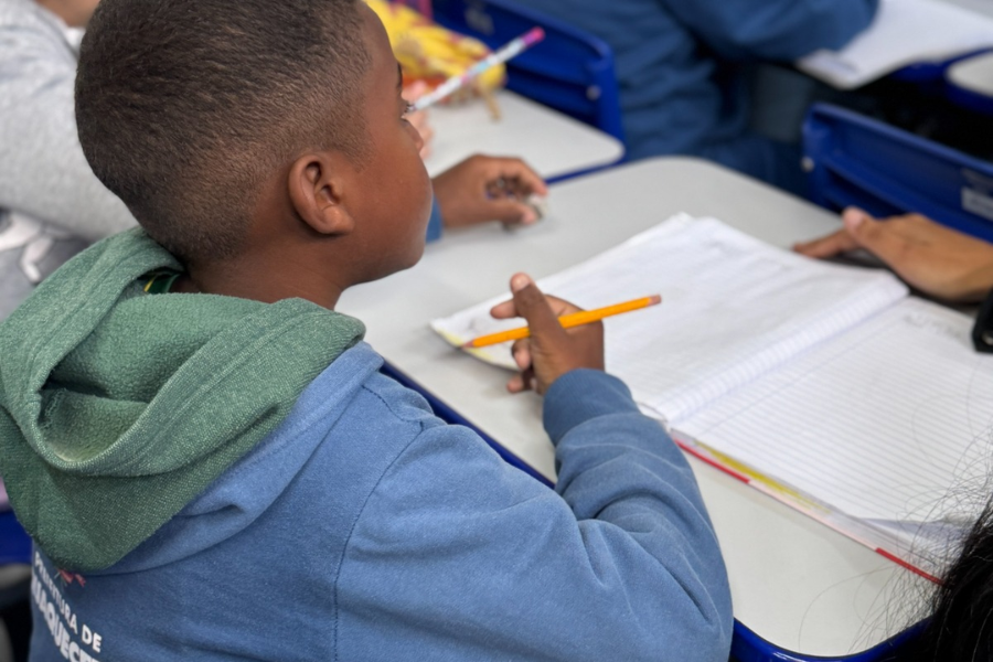 Imagem: Itaquá reúne mais de mil alunos do Ensino Fundamental em reforço escolar de férias. Publicada no portal A+.