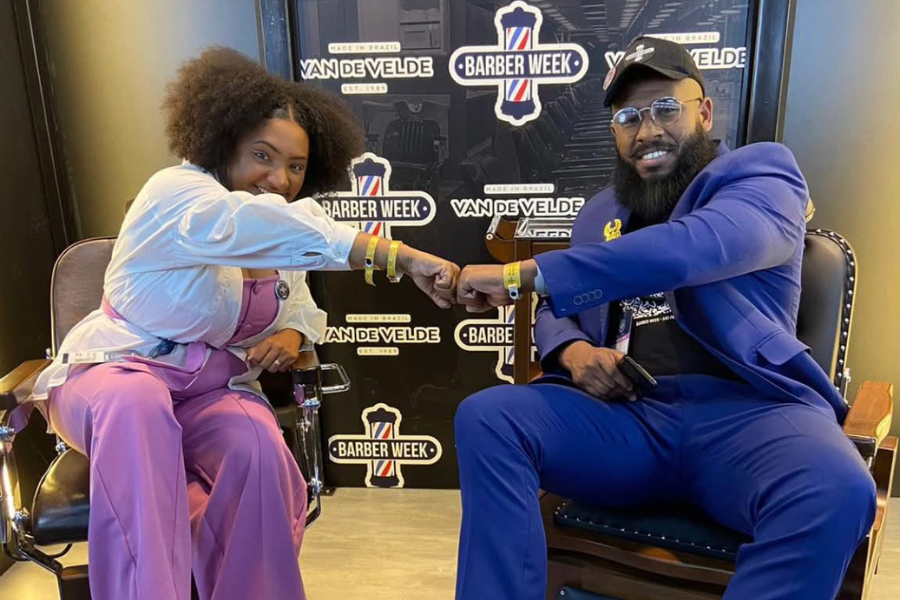 Imagem: Ferraz recebe 1º ‘BarberKombat’ com disputas de cortes de cabelo dentro de um ringue. Publicada no portal A+.