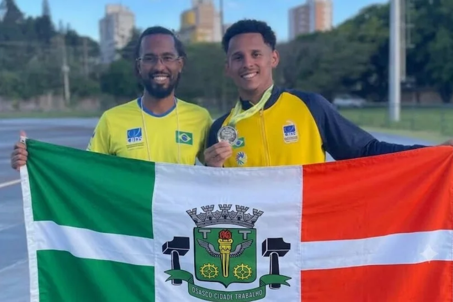 Imagem: De Osasco para as américas: Dupla do atletismo surdolímpico é convocada para defender o Brasil no Pan. Publicada no portal A+.