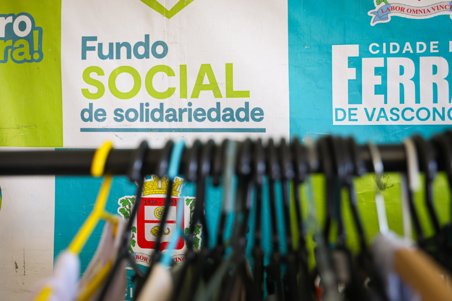 Imagem: Ferraz lança 1ª edição do projeto ‘Cabide Solidário’ com distribuição gratuita de roupas e cobertores. Publicada no portal A+.