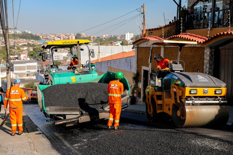 Imagem: Ferraz conclui 1ª etapa do maior programa de recapeamento da história da cidade. Publicada no portal A+.