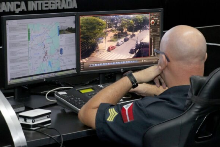 Imagem: GCM de Suzano prende homem por ameaça e apreende mais de meio quilo de drogas no Miguel Badra. Publicada no portal A+.