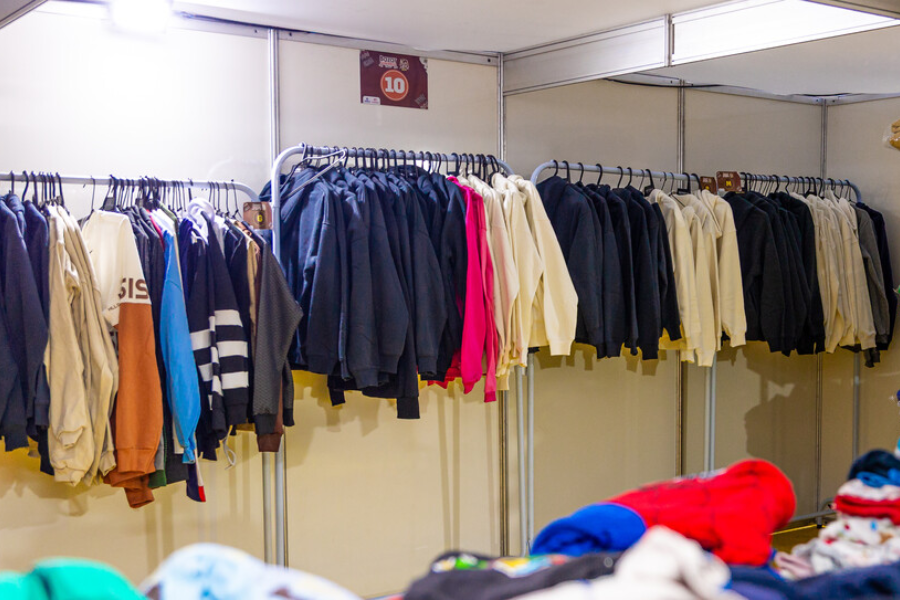 Imagem: Fundo Social de Osasco promove Bazar Solidário e beneficia famílias com roupas, alimentos e itens essenciais. Publicada no portal A+.