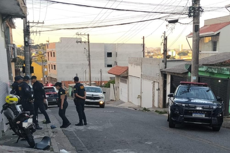 Imagem: Inteligência da GCM identifica motocicleta clonada e suspeito é preso após perseguição em Ferraz. Publicada no portal A+.