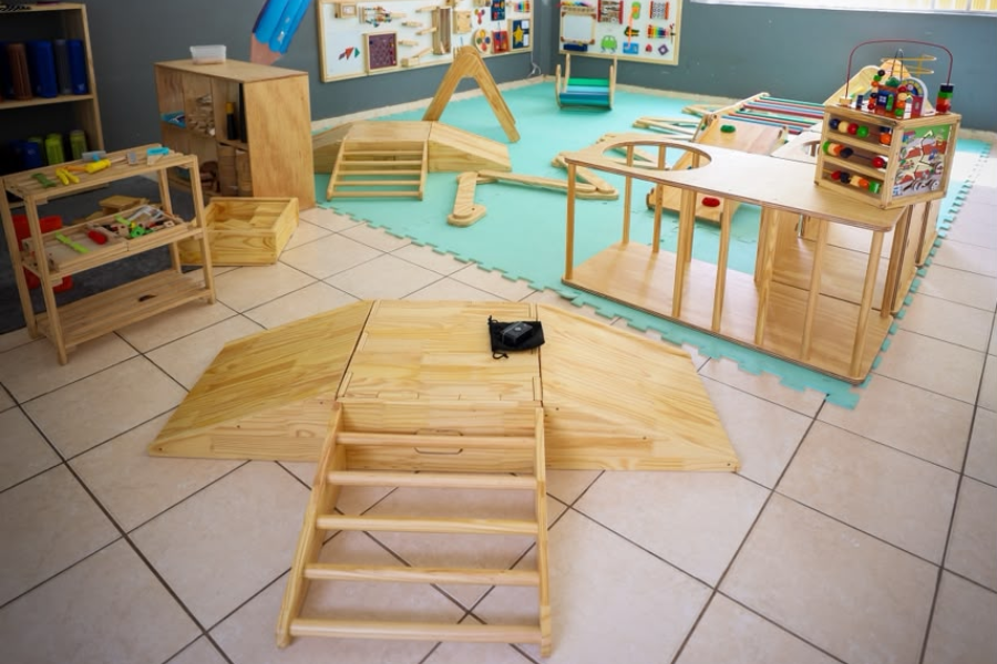 Imagem: Ferraz distribui novos materiais pedagógicos para 32 escolas da rede municipal. Publicada no portal A+.