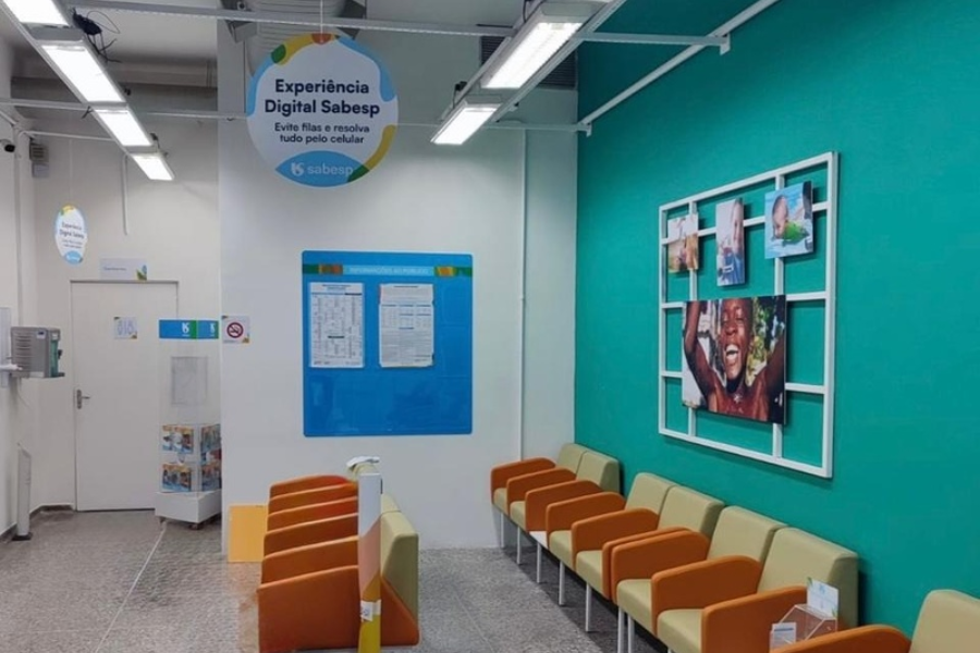 Imagem: Sabesp entrega loja modernizada em Ferraz para agilizar atendimento ao cliente. Publicada no portal A+.