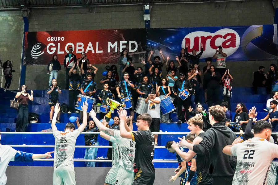 Imagem: Vôlei Itaquá vence São Caetano por 3 a 1 e conquista a etapa Sudeste da Superliga C em casa. Publicada no portal A+.