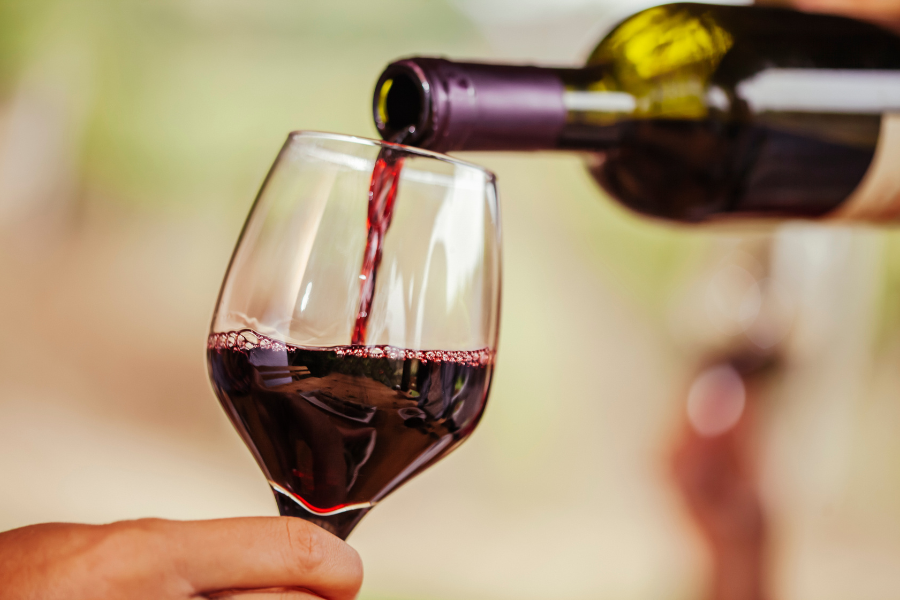 Imagem: Taças personalizadas e bom vinho: Mogi Shopping abre vagas para experiência gratuita de Wine & Paint. Publicada no portal A+.