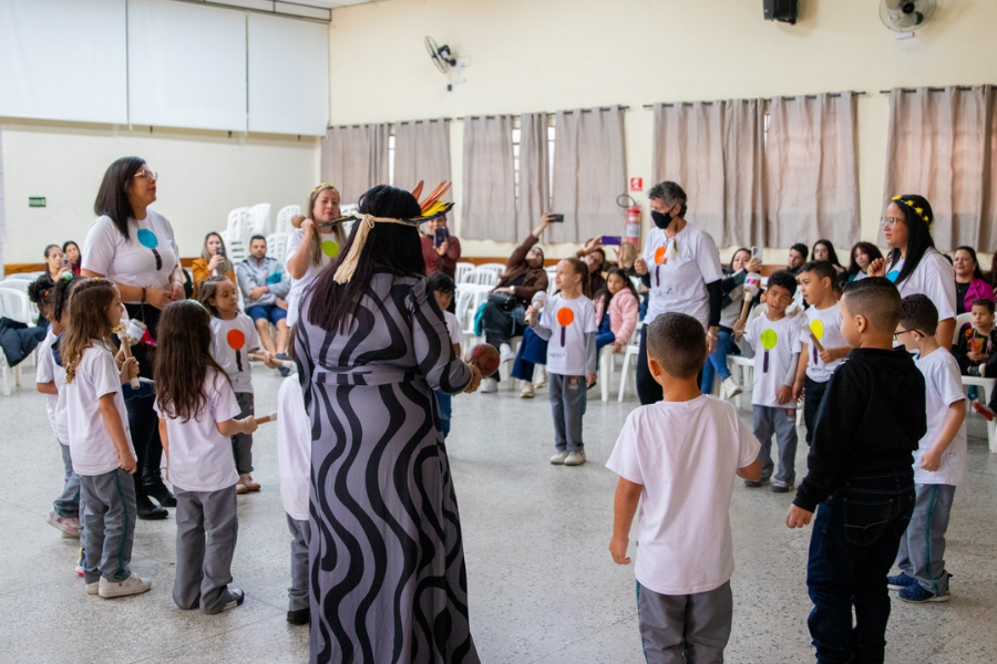 Imagem: Educação de Ferraz realiza 1º Festival Indígena com foco em diversidade e cultura antirracista. Publicada no portal A+.