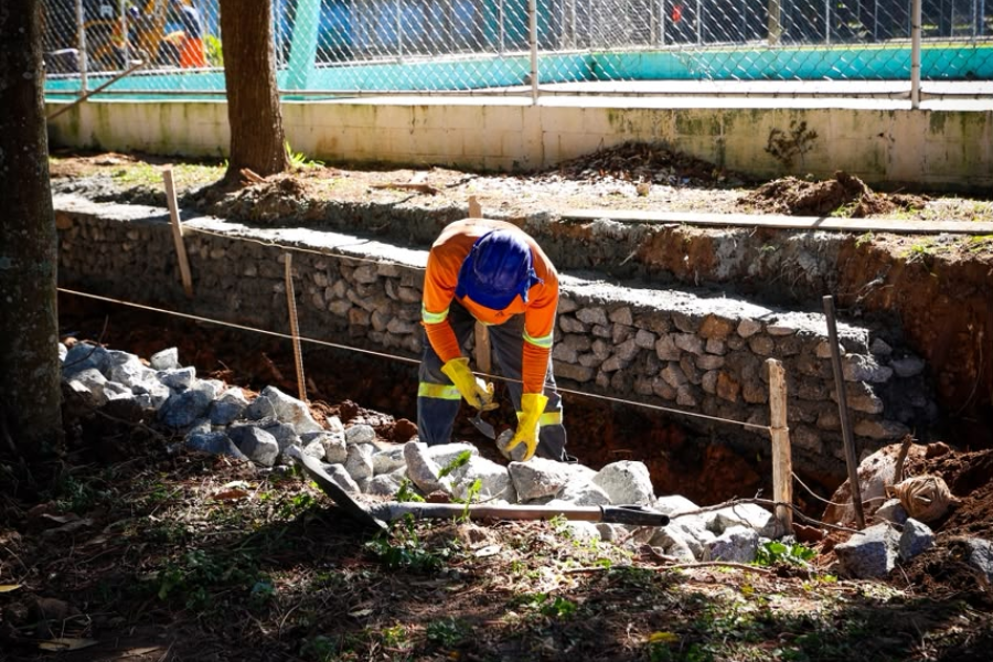 Imagem: Obra de compensação ambiental: Parque Nosso Recanto ganha espelho d’água com cascatas e carpas em Ferraz. Publicada no portal A+.