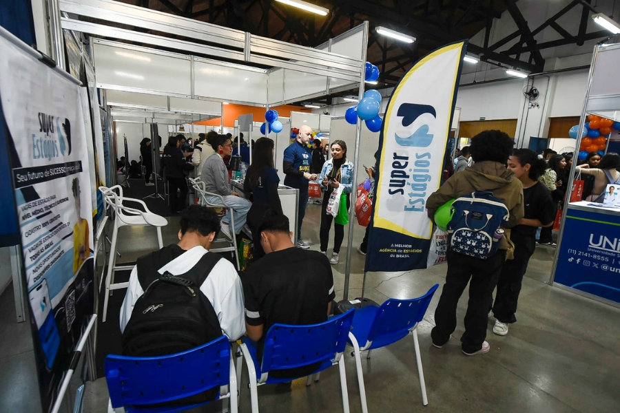 Imagem: Feira do Estudante de Guarulhos oferece 1.500 vagas de estágio e emprego no Espaço Inter. Publicada no portal A+.