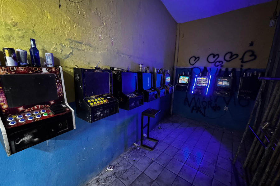 Imagem: Ação contra ‘tribunal do crime’ termina com apreensão de dez máquinas caça-níqueis em Itaquá. Publicada no portal A+.