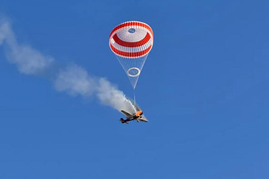 Imagem: Piloto se salva de paraquedas após avião de pequeno porte explodir e cair em Mateus Leme (MG). Publicada no portal A+.