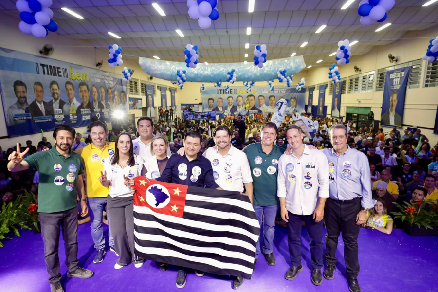 Imagem: Ao lado de Tarcísio e outras lideranças políticas, Rodrigo Ashiuchi lança candidatura a deputado estadual em Suzano. Publicada no portal A+.
