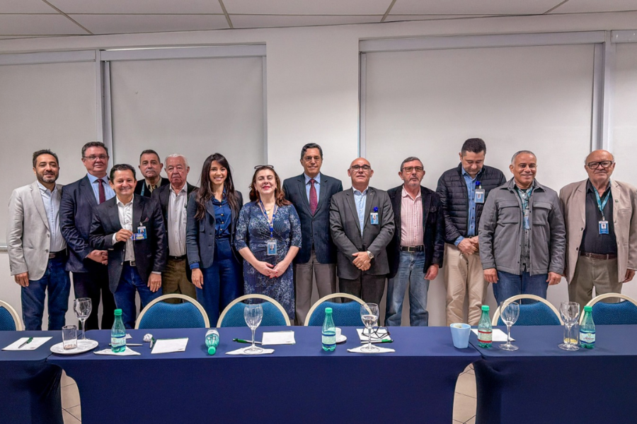 Imagem: Clau Camargo apresenta propostas em encontro com sindicato de trabalhadores em São Paulo. Publicada no portal A+.