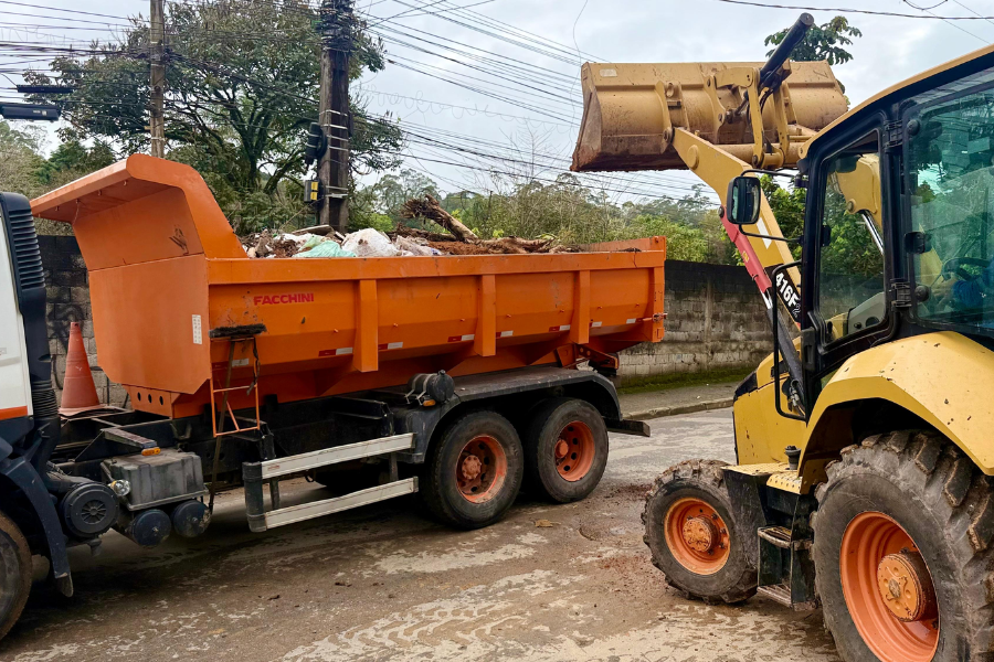 Imagem: Prefeitura de Arujá intensifica mutirão de zeladoria com recolhimento de entulhos e varredura de bairros. Publicada no portal A+.