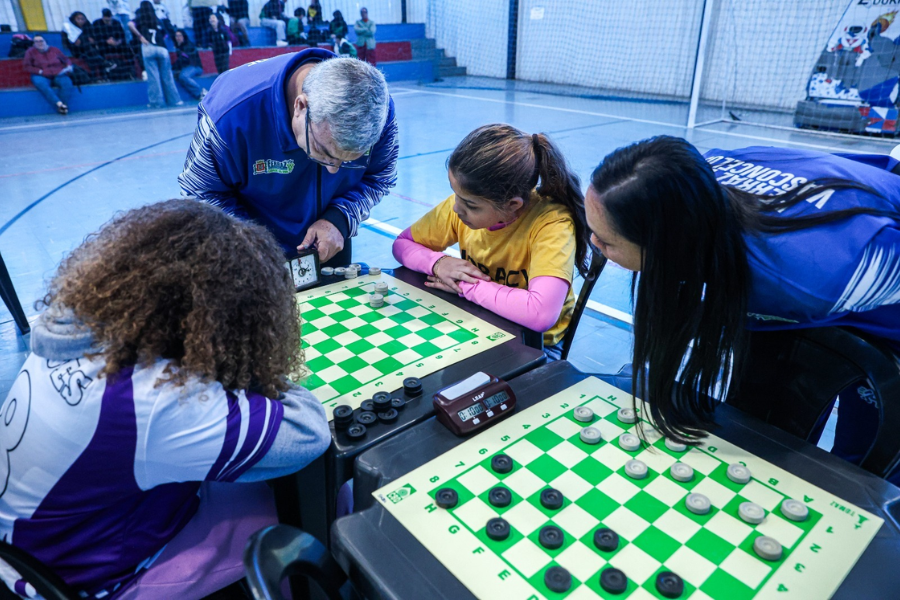 Imagem: Disputas de dama movimentam a XXI Olimpíada Estudantil com definição das campeãs femininas. Publicada no portal A+.