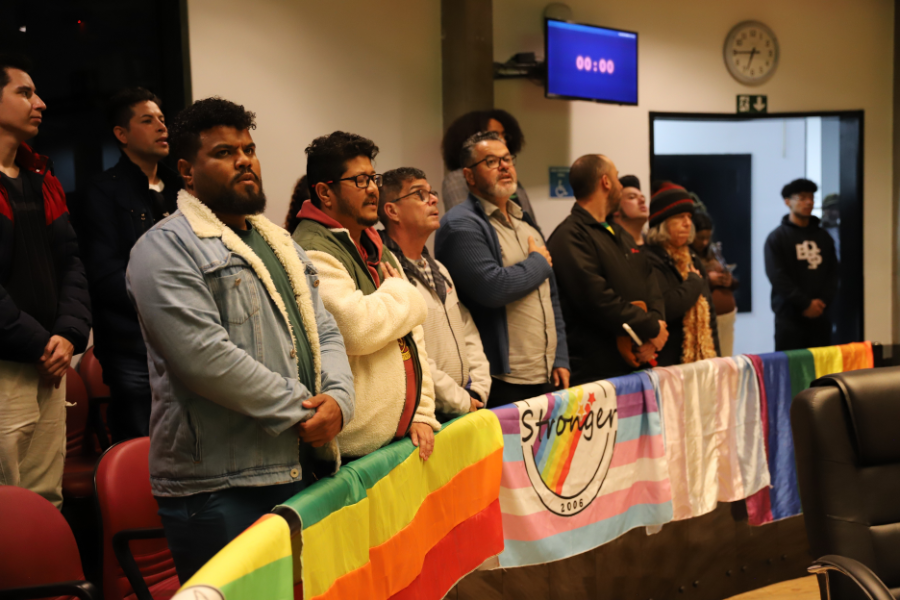 Imagem: Câmara de Arujá aprova criação do Conselho Municipal dos Direitos da População LGBTQIA+. Publicada no portal A+.