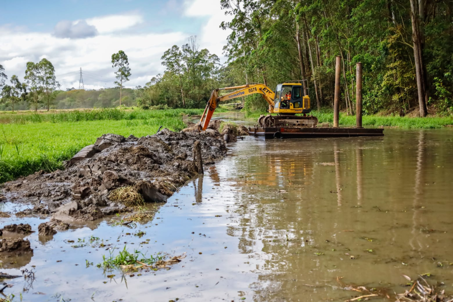Imagem: Obras de desassoreamento do rio Taiaçupeba atingem 65% de execução em Suzano. Publicada no portal A+.