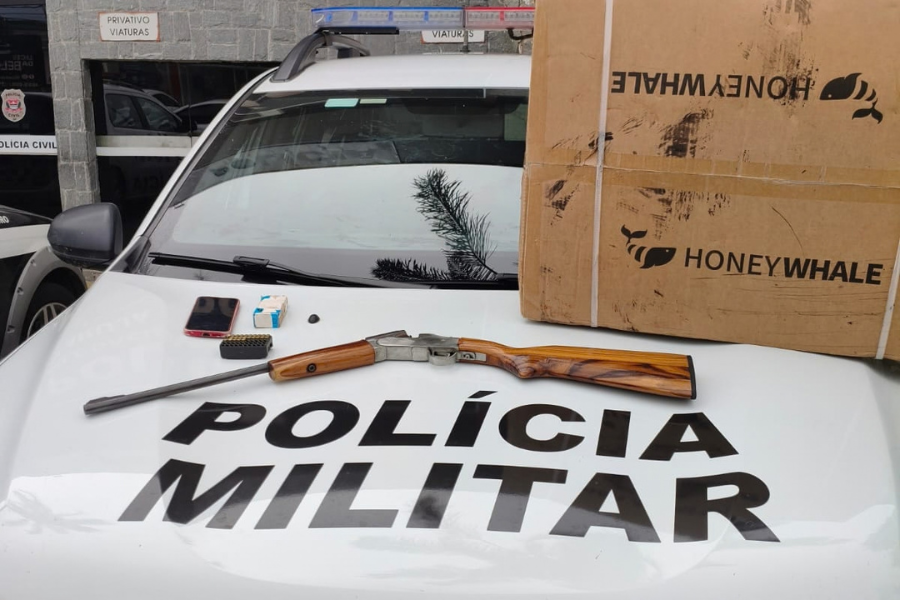 Imagem: Ação da Polícia Militar no bairro do Portão recupera parte de carga roubada e apreende carabina em Arujá. Publicada no portal A+.