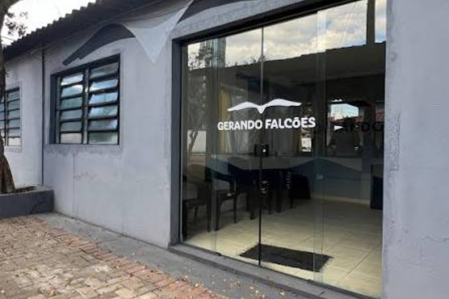 Imagem: Prefeitura de Arujá e Gerando Falcões cadastram famílias no Programa Decolagem. Publicada no portal A+.