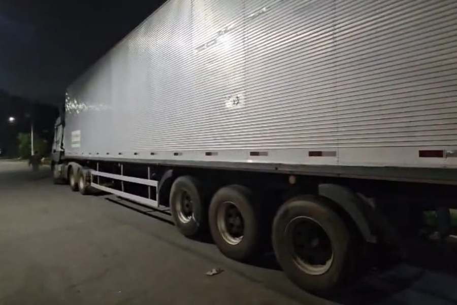 Imagem: GCM de Suzano prende dupla por roubo de caminhão e sequestro de motorista no Miguel Badra. Publicada no portal A+.