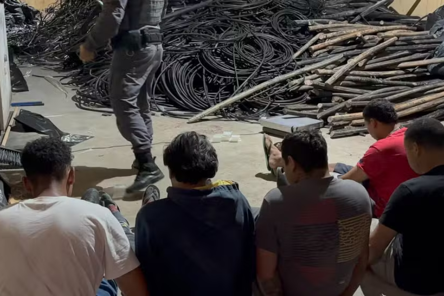 Imagem: Polícia estoura galpão com 5 toneladas de fios de cobre furtados e detém oito em Itaquá. Publicada no portal A+.