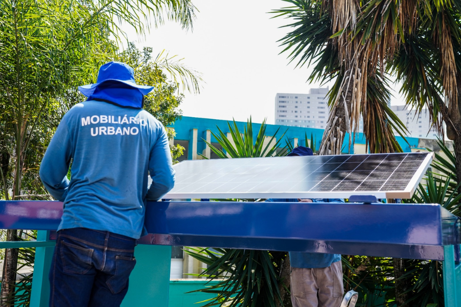 Imagem: Ferraz instala abrigos de ônibus com energia solar e entradas USB na Vila São Paulo. Publicada no portal A+.