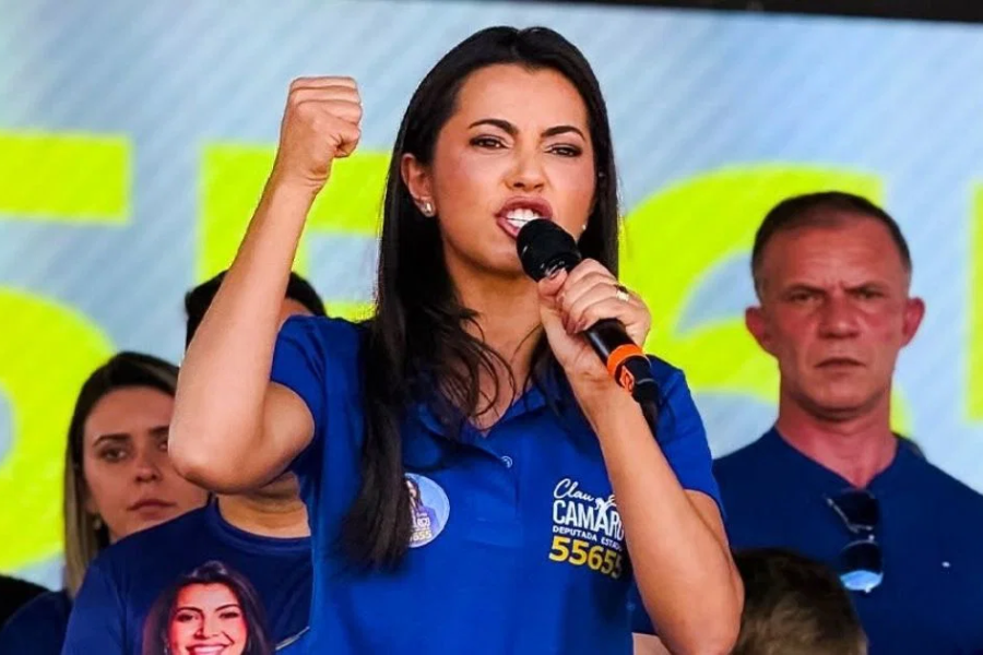 Imagem: Clau Camargo obtém 20 mil votos em Arujá e mais de 53 mil no estado, mas fica fora da Alesp; marido foi reeleito prefeito com 47.913 em 2024. Publicada no portal A+.