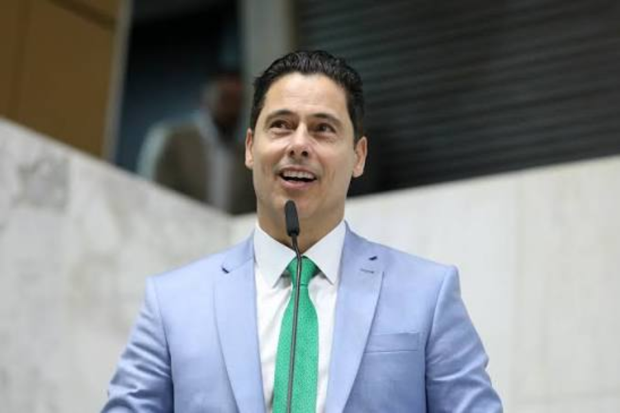 Imagem: Marcio Alvino é reeleito deputado estadual com mais de 261 mil votos. Publicada no portal A+.