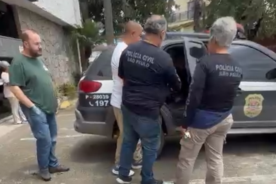 Imagem: Advogado se apresenta em Arujá e dois policiais civis se entregam em SP, acusados em caso de propina ligada ao PCC. Publicada no portal A+.