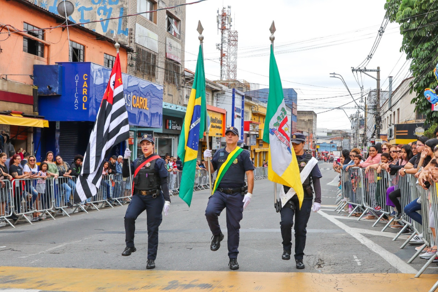 Imagem: Ferraz faz desfile cívico na quarta-feira (14) pelos 73 anos da cidade, com tema sobre a leitura. Publicada no portal A+.