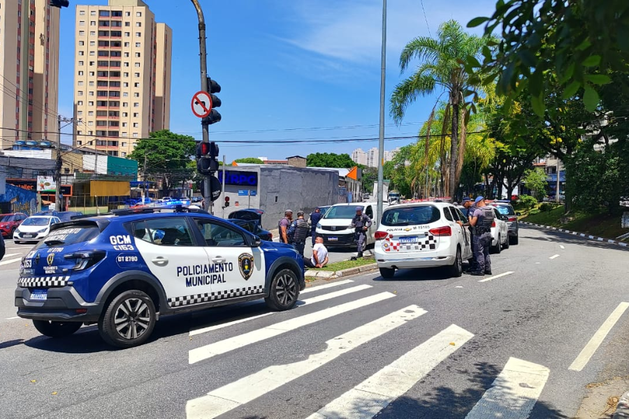 Imagem: Monitoramento da GCM de Guarulhos resgata vítima de sequestro-relâmpago, recupera mercadorias e prende três criminosos. Publicada no portal A+.